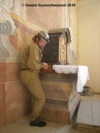 Unikátní fotografie tajné skrýše v pilíři s kazatelnou chrámu Panny Marie ve Křtinách. Foto: Marek Gyaneshwarpuri 2010.